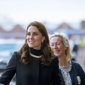 La duchesse Catherine de Cambridge (Kate Middleton), enceinte de 4 mois, et le prince William en visite au stade du club d'Aston Villa à Birmingham le 22 novembre 2017 pour suivre les effets du programme Coach Core.