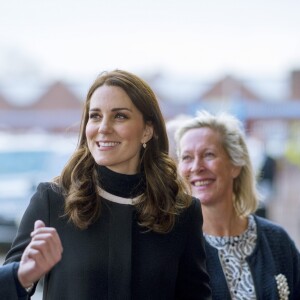 La duchesse Catherine de Cambridge (Kate Middleton), enceinte de 4 mois, et le prince William en visite au stade du club d'Aston Villa à Birmingham le 22 novembre 2017 pour suivre les effets du programme Coach Core.