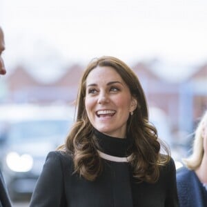 La duchesse Catherine de Cambridge (Kate Middleton), enceinte de 4 mois, et le prince William en visite au stade du club d'Aston Villa à Birmingham le 22 novembre 2017 pour suivre les effets du programme Coach Core.