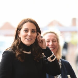 La duchesse Catherine de Cambridge (Kate Middleton), enceinte de 4 mois, et le prince William en visite au stade du club d'Aston Villa à Birmingham le 22 novembre 2017 pour suivre les effets du programme Coach Core.