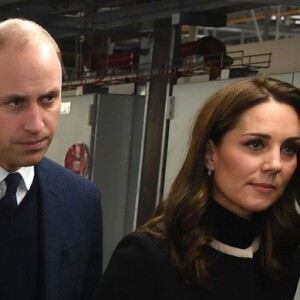 La duchesse Catherine de Cambridge (Kate Middleton), enceinte de 4 mois, et le prince William ont eu l'occasion de tester des véhicules lors de leur visite de l'usine Jaguar Land Rover de Solihull à Birmingham le 22 novembre 2017.