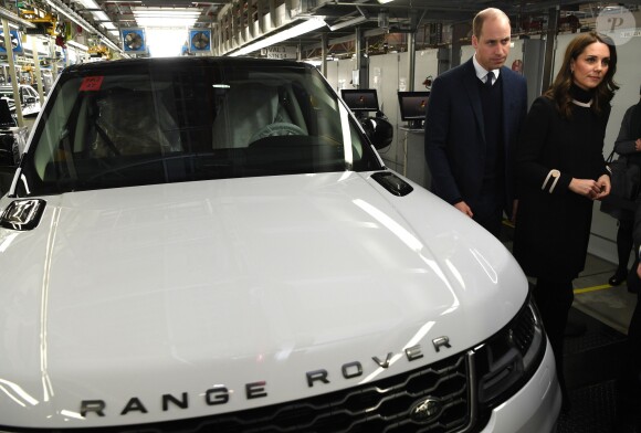 La duchesse Catherine de Cambridge (Kate Middleton), enceinte de 4 mois, et le prince William ont eu l'occasion de tester des véhicules lors de leur visite de l'usine Jaguar Land Rover de Solihull à Birmingham le 22 novembre 2017.