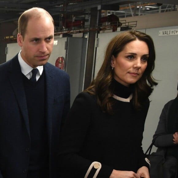 La duchesse Catherine de Cambridge (Kate Middleton), enceinte de 4 mois, et le prince William ont eu l'occasion de tester des véhicules lors de leur visite de l'usine Jaguar Land Rover de Solihull à Birmingham le 22 novembre 2017.