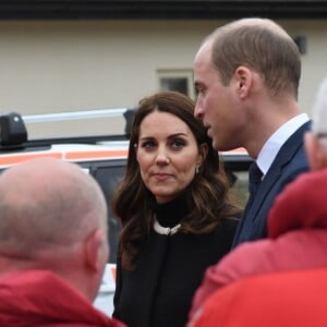 La duchesse Catherine de Cambridge (Kate Middleton), enceinte de 4 mois, et le prince William ont eu l'occasion de tester des véhicules lors de leur visite de l'usine Jaguar Land Rover de Solihull à Birmingham le 22 novembre 2017.