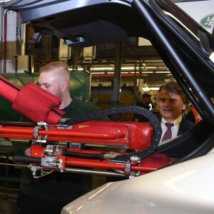 La duchesse Catherine de Cambridge (Kate Middleton), enceinte de 4 mois, et le prince William ont eu l'occasion de tester des véhicules lors de leur visite de l'usine Jaguar Land Rover de Solihull à Birmingham le 22 novembre 2017.