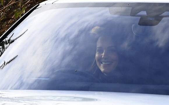 La duchesse Catherine de Cambridge (Kate Middleton), enceinte de 4 mois, au volant d'un véhicule lors de sa visite de l'usine Jaguar Land Rover de Solihull à Birmingham le 22 novembre 2017.