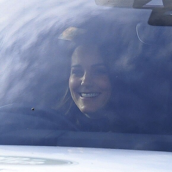 La duchesse Catherine de Cambridge (Kate Middleton), enceinte de 4 mois, au volant d'un véhicule lors de sa visite de l'usine Jaguar Land Rover de Solihull à Birmingham le 22 novembre 2017.