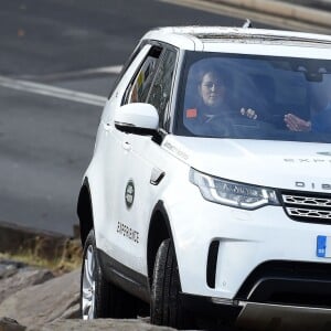 La duchesse Catherine de Cambridge (Kate Middleton), enceinte de 4 mois, au volant d'un véhicule lors de sa visite de l'usine Jaguar Land Rover de Solihull à Birmingham le 22 novembre 2017.