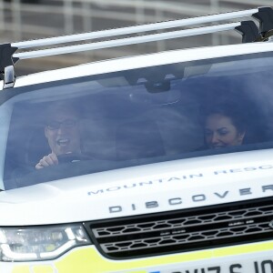 Le prince William au volant d'un Discovery lors de sa visite de l'usine Jaguar Land Rover de Solihull à Birmingham le 22 novembre 2017.