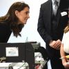 La duchesse Catherine de Cambridge (Kate Middleton), enceinte de 4 mois, rencontre des enfants lors de sa visite de l'usine Jaguar Land Rover de Solihull à Birmingham le 22 novembre 2017.