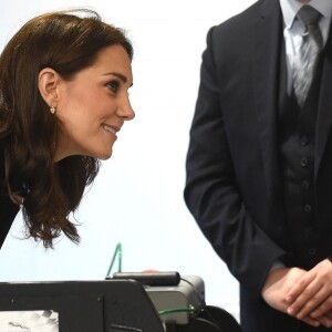 La duchesse Catherine de Cambridge (Kate Middleton), enceinte de 4 mois, rencontre des enfants lors de sa visite de l'usine Jaguar Land Rover de Solihull à Birmingham le 22 novembre 2017.