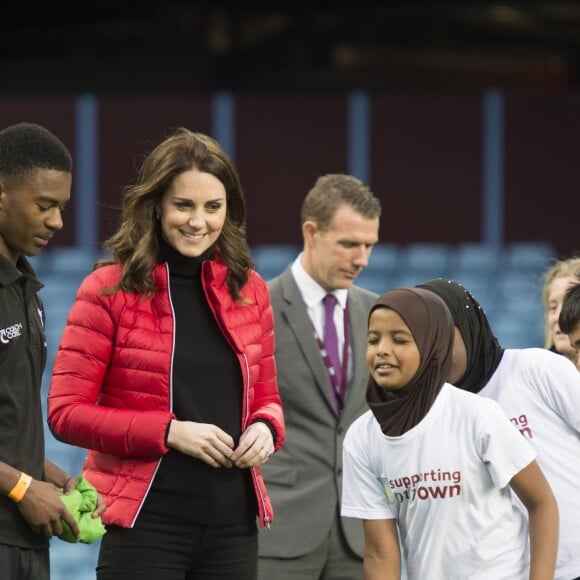 Kate Catherine Middleton (enceinte), duchesse de Cambridge, en visite à "We are Coach Core Programme" à la "Aston Villa football club" à Birmingham. Le 22 novembre 2017  The Duchess of Cambridge meeting apprentices taking part in a project to nurture the next generation of sports coaches at Aston Villa football club's Villa Park ground in Birmingham.22/11/2017 - Birmingham