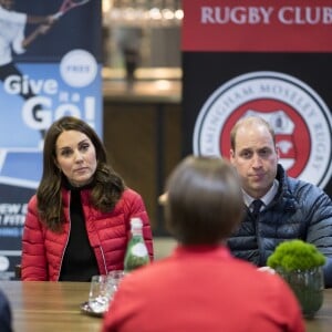 Le prince William, duc de Cambridge, et Kate Catherine Middleton (enceinte), duchesse de Cambridge, en visite à "We are Coach Core Programme" à la "Aston Villa football club" à Birmingham. Le 22 novembre 2017  The Duke and Duchess of Cambridge meeting apprentices taking part in a project to nurture the next generation of sports coaches at Aston Villa football club's Villa Park ground in Birmingham.22/11/2017 - Birmingham