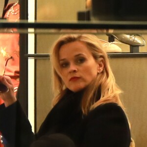 Reese Witherspoon (boutique Chanel) - R.Witherspoon fait du shopping à Paris avec sa fille Ava et son mari J.Toth à Paris le 22 novembre 2017.