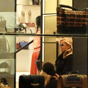 Reese Witherspoon (boutique Chanel) - R.Witherspoon fait du shopping à Paris avec sa fille Ava et son mari J.Toth à Paris le 22 novembre 2017.