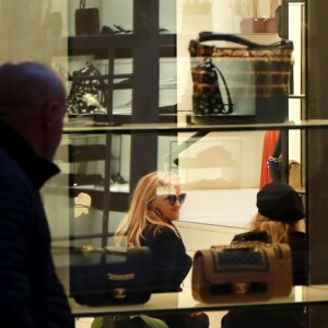 Reese Witherspoon (boutique Chanel) - R.Witherspoon fait du shopping à Paris avec sa fille Ava et son mari J.Toth à Paris le 22 novembre 2017