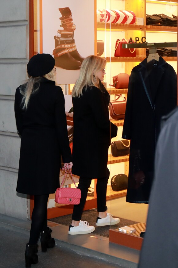 Ava Elizabeth Phillippe et sa mère Reese Witherspoon - R.Witherspoon fait du shopping à Paris avec sa fille Ava et son mari J.Toth à Paris le 22 novembre 2017.
