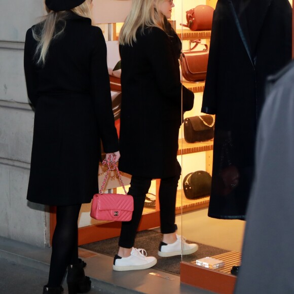 Ava Elizabeth Phillippe et sa mère Reese Witherspoon - R.Witherspoon fait du shopping à Paris avec sa fille Ava et son mari J.Toth à Paris le 22 novembre 2017.
