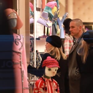 Reese Witherspoon, son mari Jim Toth et Ava Elizabeth Phillippe - R.Witherspoon fait du shopping à Paris avec sa fille Ava et son mari J.Toth à Paris le 22 novembre 2017.