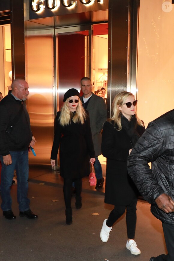 Ava Elizabeth Phillippe, Jim Toth, Reese Witherspoon - R.Witherspoon fait du shopping à Paris avec sa fille Ava et son mari J.Toth à Paris le 22 novembre 2017.