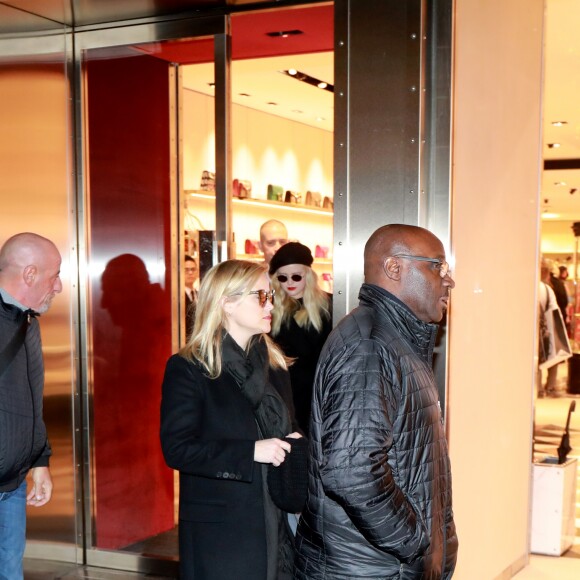 Reese Witherspoon et sa fille Ava Elizabeth Phillippe - R.Witherspoon fait du shopping à Paris avec sa fille Ava et son mari J.Toth à Paris le 22 novembre 2017.