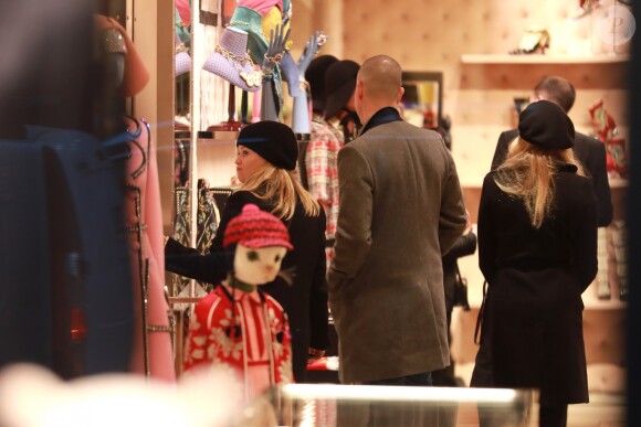 Reese Witherspoon, son mari Jim Toth et Ava Elizabeth Phillippe - R.Witherspoon fait du shopping à Paris avec sa fille Ava et son mari J.Toth à Paris le 22 novembre 2017.