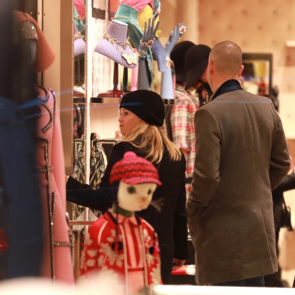 Reese Witherspoon, son mari Jim Toth et Ava Elizabeth Phillippe - R.Witherspoon fait du shopping à Paris avec sa fille Ava et son mari J.Toth à Paris le 22 novembre 2017.