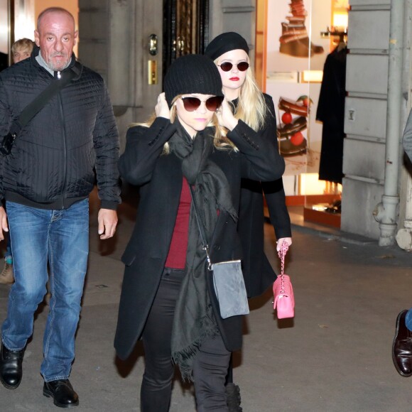 Ava Elizabeth Phillippe, Reese Witherspoon - R.Witherspoon fait du shopping à Paris avec sa fille Ava et son mari J.Toth à Paris le 22 novembre 2017.