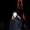 Reese Witherspoon devant la Tour Eiffel - R.Witherspoon fait du shopping à Paris avec sa fille Ava et son mari J.Toth à Paris le 22 novembre 2017.