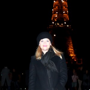 Reese Witherspoon devant la Tour Eiffel - R.Witherspoon fait du shopping à Paris avec sa fille Ava et son mari J.Toth à Paris le 22 novembre 2017.