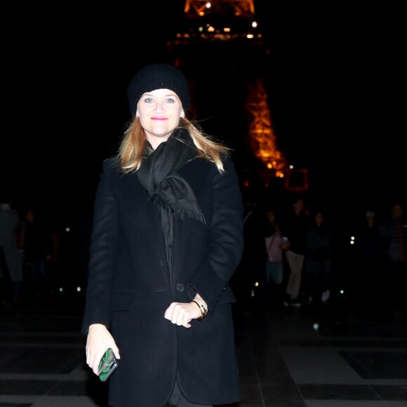 Reese Witherspoon devant la Tour Eiffel - R.Witherspoon fait du shopping à Paris avec sa fille Ava et son mari J.Toth à Paris le 22 novembre 2017.