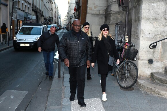 Ava Elizabeth Phillippe, Reese Witherspoon - R.Witherspoon fait du shopping à Paris avec sa fille Ava et son mari J.Toth à Paris le 22 novembre 2017.