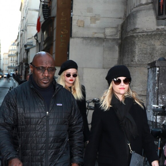 Ava Elizabeth Phillippe, Reese Witherspoon - R.Witherspoon fait du shopping à Paris avec sa fille Ava et son mari J.Toth à Paris le 22 novembre 2017.