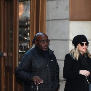 Reese Witherspoon - R.Witherspoon fait du shopping à Paris avec sa fille Ava et son mari J.Toth à Paris le 22 novembre 2017