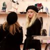 Reese Witherspoon et sa fille Ava Elizabeth Phillippe - R.Witherspoon fait du shopping à Paris avec sa fille Ava et son mari J.Toth à Paris le 22 novembre 2017.