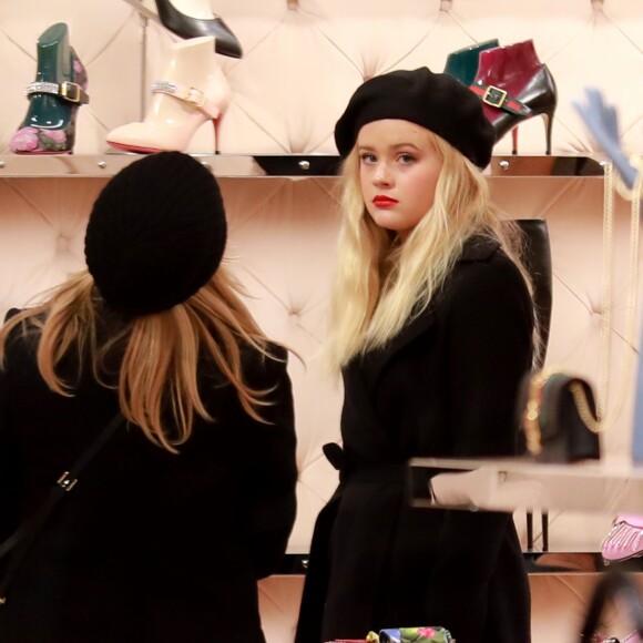 Reese Witherspoon et sa fille Ava Elizabeth Phillippe - R.Witherspoon fait du shopping à Paris avec sa fille Ava et son mari J.Toth à Paris le 22 novembre 2017.