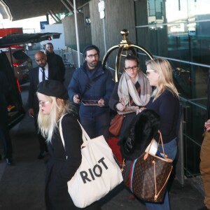 Reese Witherspoon arrive en famille avec sa fille Ava Phillippe, son mari Jim Toth et leur fils Tennessee Toth à l'aéroport de Charles de Gaulle à Roissy, le 21 novembre 2017.