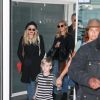 Reese Witherspoon arrive en famille avec sa fille Ava Phillippe, son mari Jim Toth et leur fils Tennessee Toth à l'aéroport de Charles de Gaulle à Roissy, le 21 novembre 2017