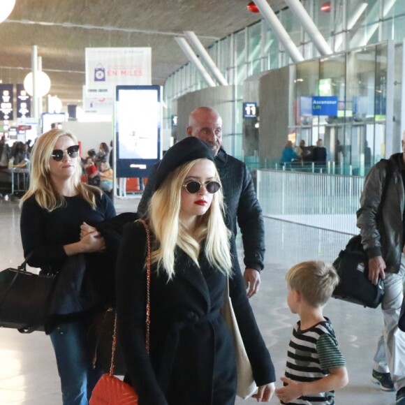 Reese Witherspoon arrive en famille avec sa fille Ava Phillippe, son mari Jim Toth et leur fils Tennessee Toth à l'aéroport de Charles de Gaulle à Roissy, le 21 novembre 2017.