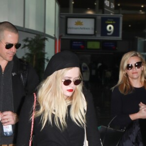 Reese Witherspoon arrive en famille avec sa fille Ava Phillippe, son mari Jim Toth et leur fils Tennessee Toth à l'aéroport de Charles de Gaulle à Roissy, le 21 novembre 2017.