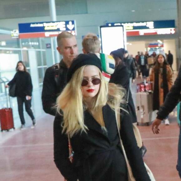Reese Witherspoon arrive en famille avec sa fille Ava Phillippe, son mari Jim Toth et leur fils Tennessee Toth à l'aéroport de Charles de Gaulle à Roissy, le 21 novembre 2017.