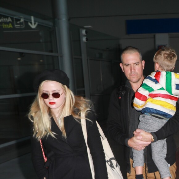 Reese Witherspoon arrive en famille avec sa fille Ava Phillippe, son mari Jim Toth et leur fils Tennessee Toth à l'aéroport de Charles de Gaulle à Roissy, le 21 novembre 2017.