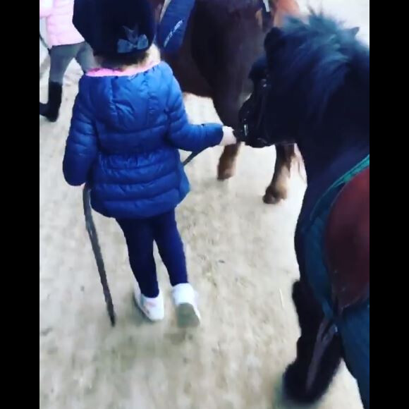 Carla Bruni-Sarkozypublie une vidéo de sa fille Giulia, 6 ans, lors de sa première leçon de poney. Instagram, le 22 novembre 2017.