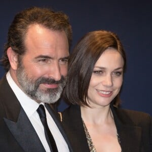 Jean Dujardin et sa compagne Nathalie Péchalat - Photocall du dîner de la 42ème cérémonie des César au Fouquet's à Paris. Le 24 février 2017 © Stéphane Vansteenkiste / Bestimage