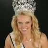 Daisy Van Cauwenbergh, ex-Miss Belgique, pose ici avec l'écharpe de Miss Globe.