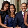 Michelle et Barack Obama avec leurs filles Sasha et Malia à la Maison Blanche à Washington le 11 décembre 2011
