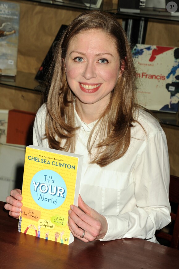 Chelsea Clinton présente et dédicace son livre "It's Your World" au Housing Works Bookstore à New York, le 4 avril 2017.