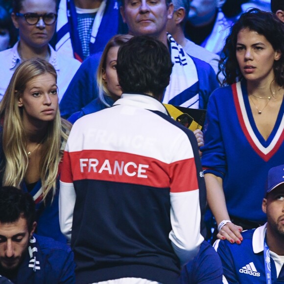 Clémence Bertrand (femme de Lucas Pouille) et Noura El Shwekh (compagne de Jo-Wilfried Tsonga) - 1er match de la Finale de la coupe Davis opposant la France à la Belgique remporté par Goffin (7-5, 6-3, 6-1) au Stade Pierre Mauroy à Lille , le 24 novembre 2017. © Perusseau - Ramsamy / Bestimage