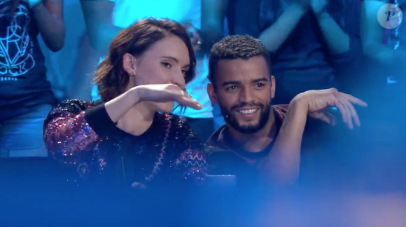 Natoo et Brahim Zaibat, des jurés concentrés lors de la finale de la Just Dance World Cup, animée par Ayem Nour et Benoît Dubois et diffusée le 29 novembre 2017 sur NRJ 12.