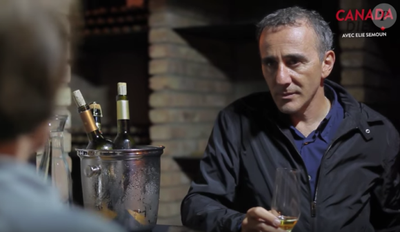 Elie Semoun déguste du vin de glace dans le vignoble de l'Inniskillin dans l'épisode 2 de sa découverte de l'Ontario avec Canada Diem.